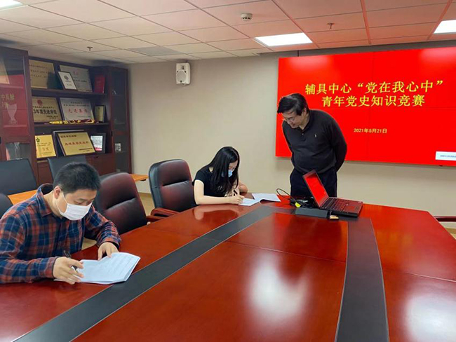 图为中心党总支书记视察竞赛现场